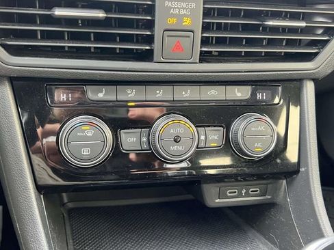 Certified 2023 Volkswagen Jetta SE w/ Panoramic Sunroof Package image 30