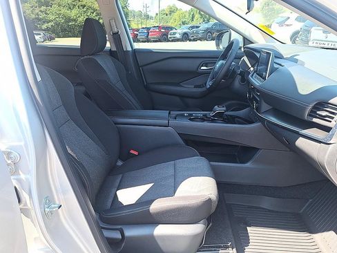 Certified 2025 Nissan Rogue SV FWD image 21