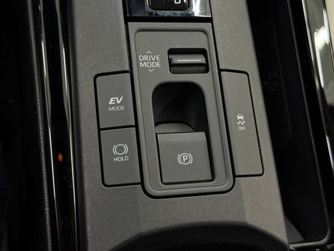 Used 2024 Toyota Prius XLE AWD/4WD image 19