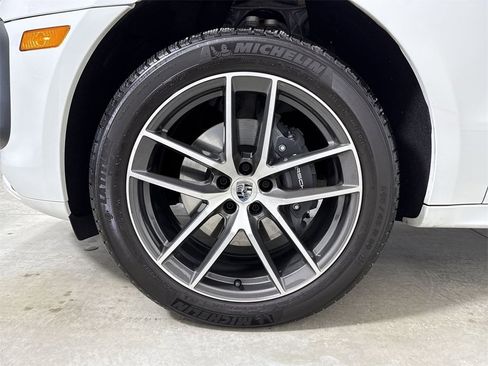 Certified 2025 Porsche Macan image 13