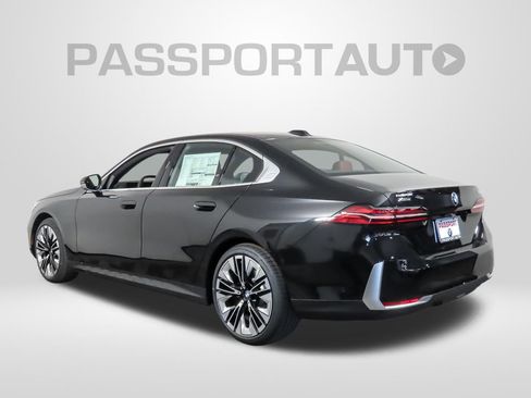 Used 2025 BMW 530i xDrive w/ Premium Package AWD/4WD image 3