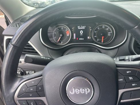 Used 2020 Jeep Cherokee Latitude Plus w/ Comfort/Convenience Group AWD/4WD image 9