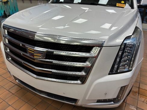 Used 2017 Cadillac Escalade ESV Premium Luxury image 9