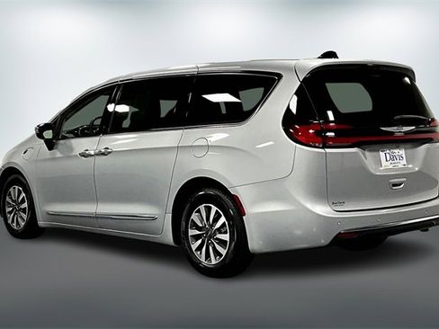 Used 2023 Chrysler Pacifica Limited image 6