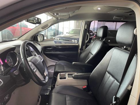 Used 2014 Chrysler Town & Country Touring image 16