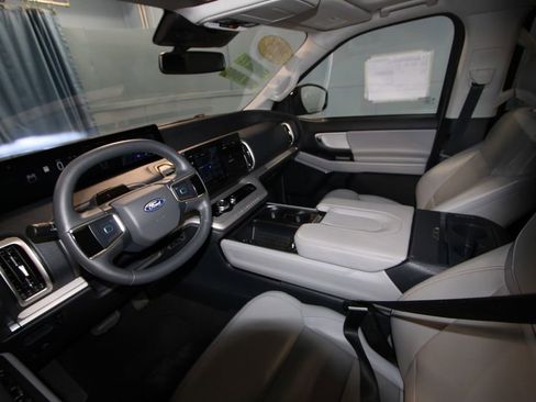 Used 2025 Ford Expedition Active image 2