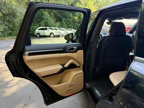 Used 2016 Porsche Cayenne AWD/4WD image 35