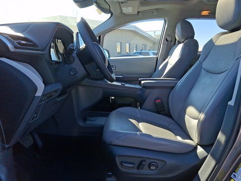 Used 2023 Toyota Sienna Limited image 13