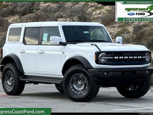 New 2025 Ford Bronco Outer Banks w/ Sasquatch Package image 1