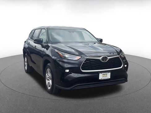 Used 2025 Toyota Highlander LE FWD image 3