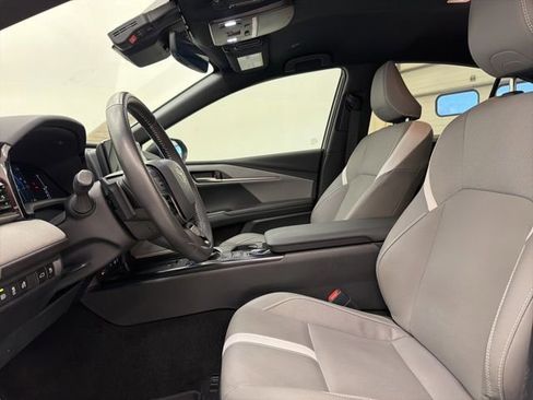 Used 2025 Toyota Camry SE w/ Convenience Package FWD image 15