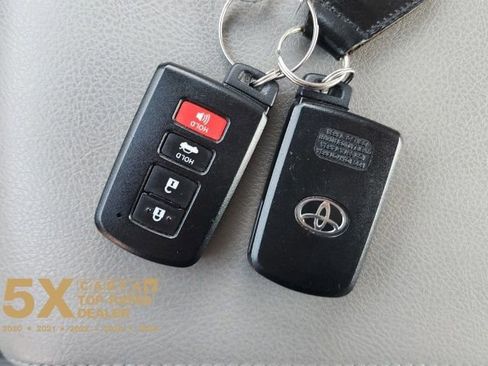 Used 2015 Toyota Camry XLE w/ Moonroof Package image 31