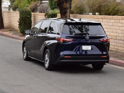 Used 2021 Toyota Sienna XLE FWD image 13