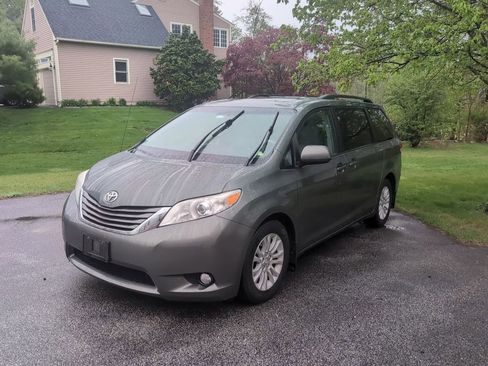 Used 2014 Toyota Sienna XLE FWD image 3