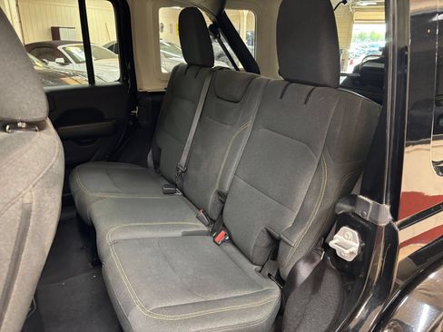 Used 2025 Jeep Wrangler Unlimited Sahara AWD/4WD image 38