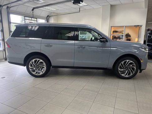 Used 2025 Lincoln Navigator Reserve AWD/4WD image 8