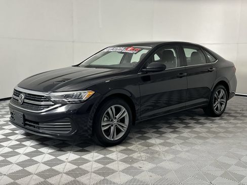 Used 2024 Volkswagen Jetta SE FWD image 4