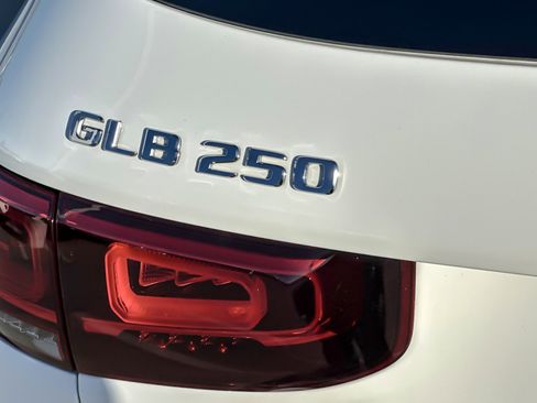 Used 2022 Mercedes-Benz GLB 250 4MATIC image 26