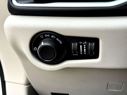 Used 2023 Chrysler Voyager LX FWD image 17