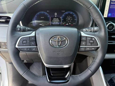 Used 2024 Toyota Highlander Platinum FWD image 14