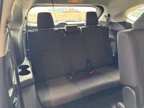 Used 2025 Toyota Highlander LE FWD image 30