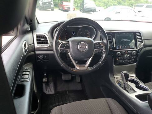 Used 2020 Jeep Grand Cherokee Laredo w/ 18" Wheel & 8.4" Radio Group AWD/4WD image 11