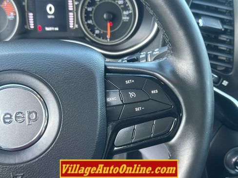 Used 2019 Jeep Cherokee Latitude Plus AWD/4WD image 30