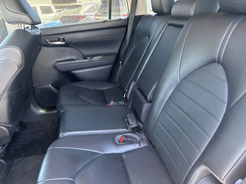 Used 2023 Toyota Highlander XLE FWD image 16
