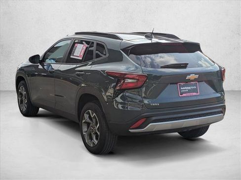 Used 2025 Chevrolet Trax LT FWD image 8