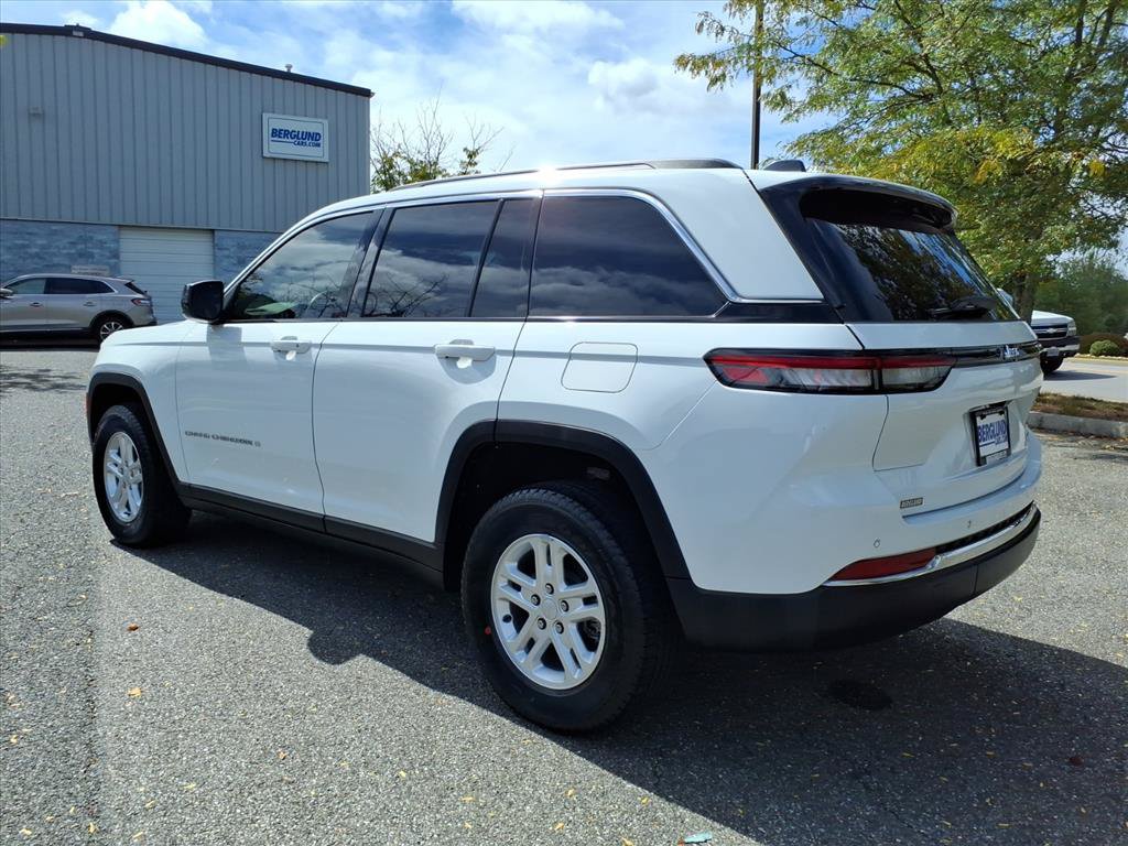 Used 2022 Jeep Grand Cherokee Laredo w/ Luxury Tech Group I RWD image 13