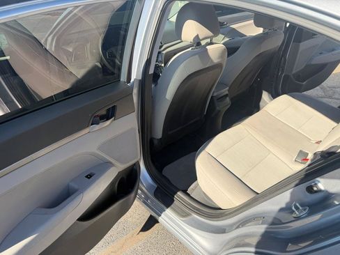 Used 2017 Hyundai Elantra SE FWD image 11