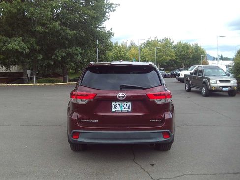 Used 2017 Toyota Highlander XLE AWD/4WD image 4