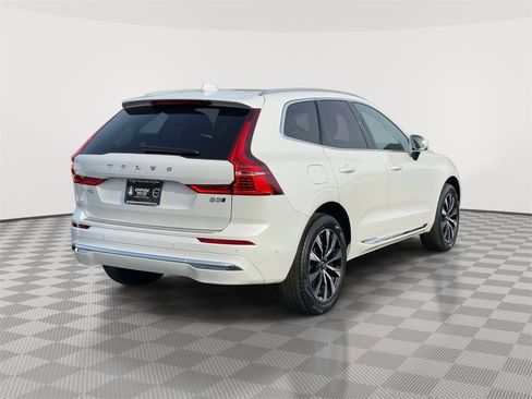 Used 2023 Volvo XC60 B5 Plus image 4