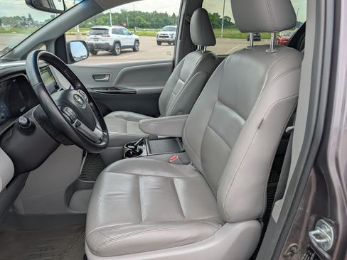 Used 2015 Toyota Sienna XLE AWD/4WD image 6
