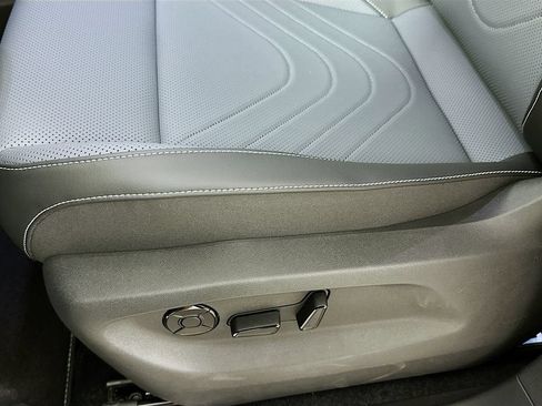 Used 2025 Volkswagen Tiguan SE FWD image 10