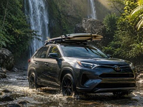 Used 2017 Toyota RAV4 LE FWD image 2
