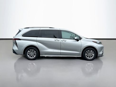 Used 2024 Toyota Sienna XLE FWD image 9