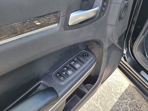 Used 2019 Chrysler 300 Limited RWD image 9