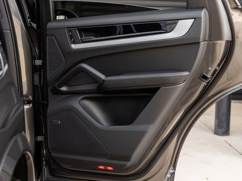 Certified 2025 Porsche Cayenne image 39