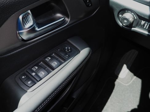 New 2025 Chrysler Pacifica Select w/ Uconnect Theater Family Group image 34