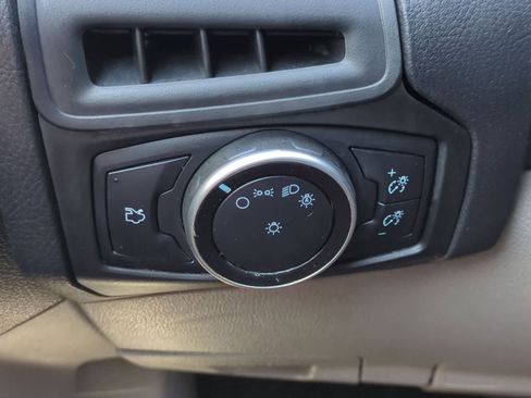 Used 2016 Ford Focus SE w/ SE Cold Weather Package FWD image 27