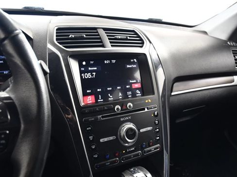 Used 2018 Ford Explorer Limited w/ Equipment Group 301A AWD/4WD image 32