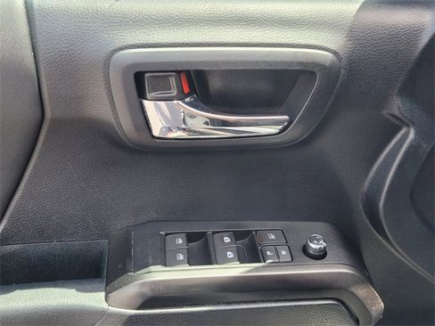 Used 2018 Toyota Tacoma TRD Sport image 11