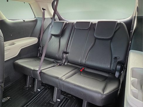 Used 2023 Kia Carnival EX image 10