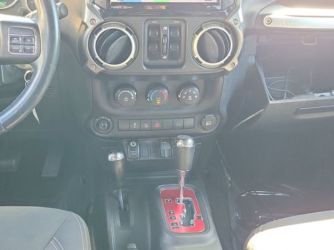 Used 2015 Jeep Wrangler Unlimited Rubicon w/ Connectivity Group image 17