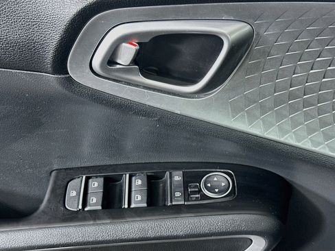 Used 2025 Kia Soul LX w/ LX Technology Package FWD image 15