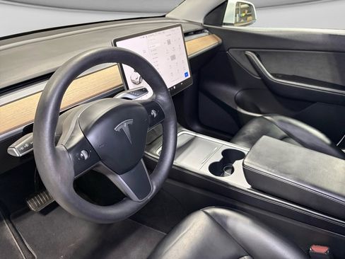 Used 2022 Tesla Model Y Long Range image 18