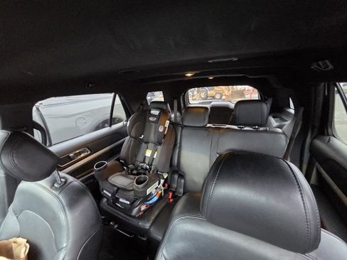 Used 2017 Ford Explorer XLT w/ Equipment Group 202A image 8