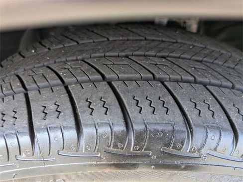 Used 2019 Nissan Rogue SL w/ Premium Package image 10