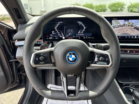 Used 2026 BMW 550e xDrive w/ Executive Package AWD/4WD image 28